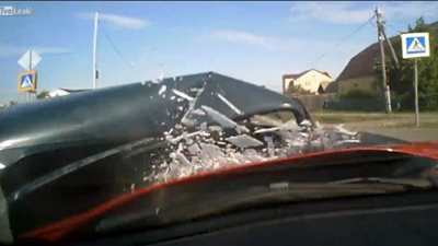 بالفيديو.. سيارة مسرعة تتسبب في تحطم أخرى