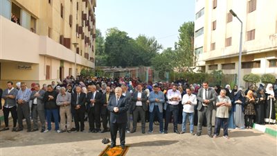 رئيس جامعة القاهرة يؤدي صلاة الغائب على 
