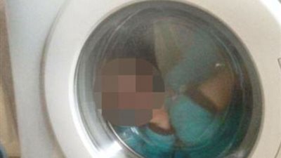 بالفيديو والصور.. امرأة تعذب طفلا مصابا بمتلازمة داون