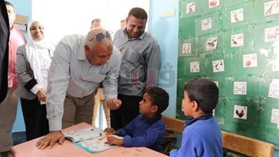 صرف إعانات شهرية لطلاب قرى درب الأربعين بالوادي الجديد (صور)