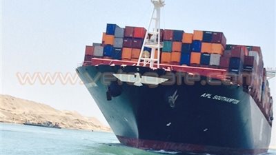 بالفيديو.. «مصر اليوم في عيد».. نجاح عبور أول 3 سفن بقناة السويس الجديدة.. رئيس الهيئة يستقبل أول سفينة بالورود.. استمرار التشغيل التجريبي حتى موعد الافتتاح.. مميش: نجاح التجربة رسالة بقدرات