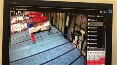 لحظة سرقة الأطفال جوائز من داخل مسجد بالرياض (فيديو)