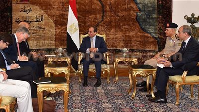 السيسي يرحب بحضور نظيره الفرنسي حفل افتتاح قناة السويس الجديدة