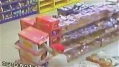 لحظة إشعال مسن النيران في سوبر ماركت بالكويت (فيديو)