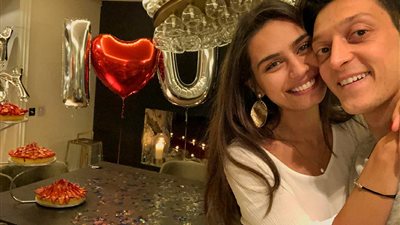 لاعب كرة قدم يفاجئ خطيبته بهدية رائعة في عيد ميلادها (صور)