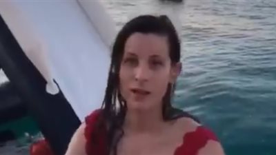 فتاة تتعرض لسقطة مروعة أثناء قفزها في البحر (فيديو)