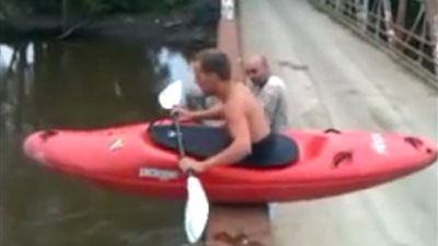 نهاية مروعة لرجل بسبب غبائه (فيديو)