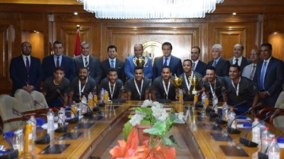 وزيرا الرياضة والتعليم العالي يكرمان بعثة فريق الجامعات لكرة القدم