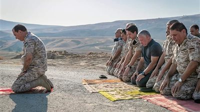 العاهل الأردني يؤدي الصلاة في الباقورة عقب استلامها من إسرائيل (صور)