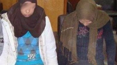 أهالى شبرا الخيمة يتمكنون من القبض على سيدتين تقومان بنشل المواطنين