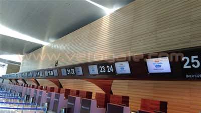 بالصور.. ختم جوازات الركاب بمطار الغردقة بشعار قناة السويس الجديدة