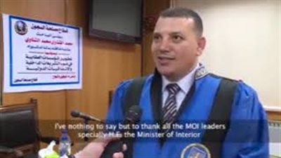 لحظة حصول نزيل على درجة الدكتوراه (فيديو)