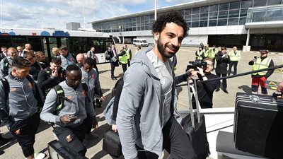 محمد صلاح يطير مع ليفربول إلى إيطاليا (صور)