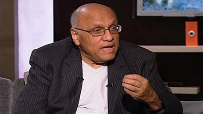 يوسف القعيد منتقدًا تقبيل يد شيخ الأزهر: لم يعد مقبولًا