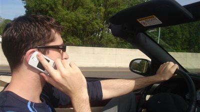 سيناتور أمريكى يقترح منع استخدام الهاتف المحمول في الشارع بالقانون