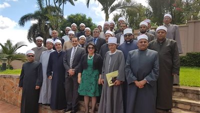 سفيرة مصر بأوغندا تدعو بعثة الأزهر للحفاظ على وسطية الإسلام