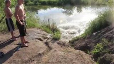بالفيديو.. سقوط مروع لفتاة في بحيرة أثناء استعراض مهاراتها