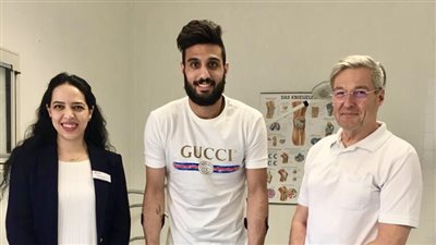 شاهد.. أحمد الشناوي مع الطبيب المعالج له في ألمانيا