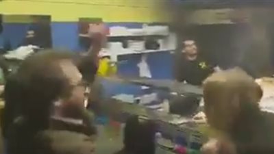 بالفيديو.. أجانب يرقصون على أنغام المهرجانات بمطعم مصري في السويد