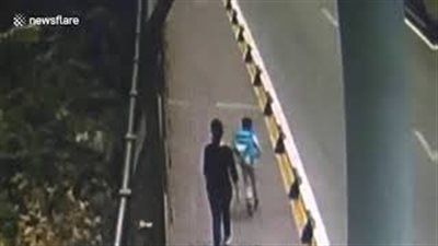 نجاة طفل بأعجوبة بعد سقوطه في مسار حافلة (فيديو)