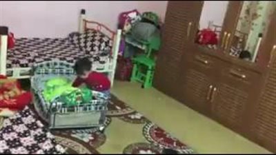 بالفيديو.. الغيرة تدفع طفلا للاعتداء على شقيقه الرضيع