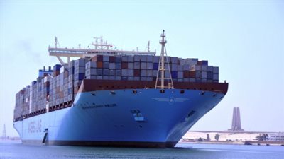 65 سفينة بحمولات 4 ملايين طن بضائع تعبر قناة السويس