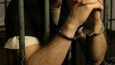 حبس عاطلين لاتهامهما بسرقة موظفة بالنزهة