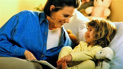 للأمهات.. حدوتة قبل النوم هي المكون الرئيسي لشخصية الطفل