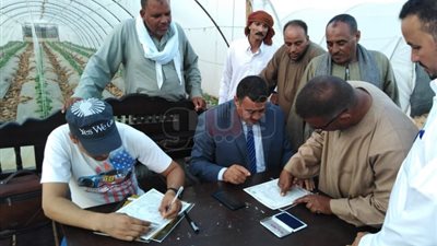 تسليم 201 عقد تقنين لواضعي اليد على أراضى الدولة بأسيوط (صور)