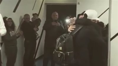 بالفيديو.. صديقة داني ألفيس تفاجئه بمناسبة عيد ميلاده