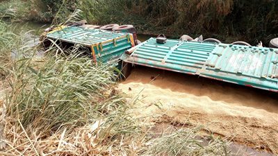 التحقيق بواقعة انقلاب سيارة تحمل 80 طن قمح في قنا (صور)