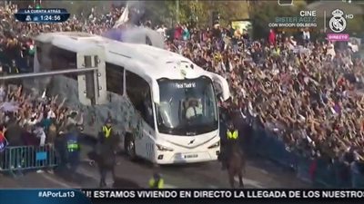 جماهير ريـال مدريد تستقبل الفريق قبل مواجهة بايرن أمام برنابيو (فيديو)