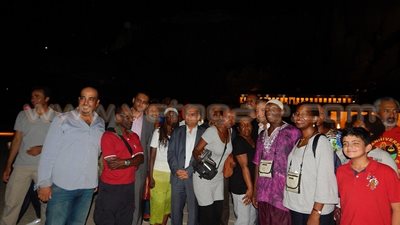 بالصور.. الدماطي يلتقط صورًا تذكارية لأول وفد سياحي يزور المعابد ليلاً