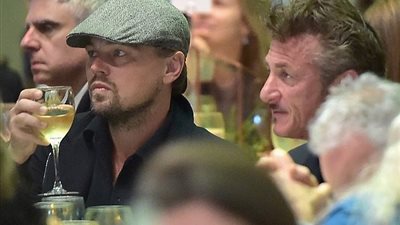 بالصور.. ليوناردو دي كابريو يحاول التخفي في حفل خيري بنيويورك