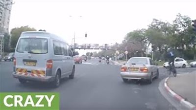 بالفيديو.. العناية الإلهية تنقذ سائق دراجة متهور من حادث مروع