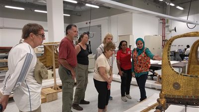 وفد أجنبي من شركة كوزموس يزور المتحف المصري الكبير (صور)