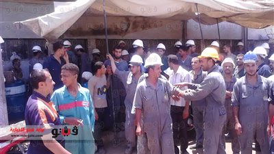 بالصور.. عمال هاوس جاز يفترشون الطريق ويضربون عن العمل