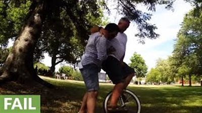 بالفيديو.. دراجة تضع رجلين في موقف محرج