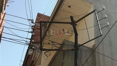 عمود كهرباء آيل للسقوط يهدد حياة تلاميذ معهد الجميزة بالغربية