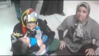 بالفيديو.. مدير «57357» يكشف حقيقة فيديو صراخ والدة طفل رفض المستشفى علاجه.. أبو النجا: الواقعة تعود لمارس الماضي.. حالة نجلها طارئة وتم تحويله لـ«أبو الريش».. ويؤكد: هناك محاولات 