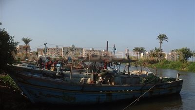 بالفيديو والصور.. بوغاز جمصة.. مقبرة الصيادين.. 27 ألف صياد مهددون بالتشرد.. البنوك تطاردهم والمسئولون يرفضون تنفيذ توصيات «بحوث الشواطئ بالإسكندرية».. ورصيف وتعميق «البوغاز» يحمي 