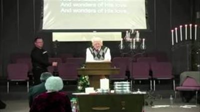 بالفيديو.. رجل يتسبب في فوضى أثناء الصلاة بالكنيسة