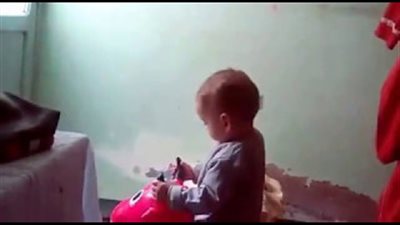 بالفيديو.. سقوط مروع لطفل صغير أثناء لعبه