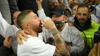 راموس يحتفل بالتأهل لنهائي دوري أبطال أوروبا مع الجماهير (صور)