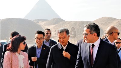 رئيس المجلس الاستشاري الصيني يزور الأهرامات وأبو الهول