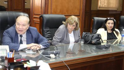 محافظ سوهاج يعقد اجتماعا مع مؤسس جامعة 