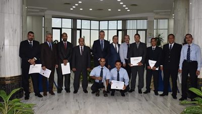 رئيس مصر للطيران يكرم أبطال السيطرة على حريق الطائرة الأوكرانية