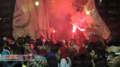 بالفيديو والصور..الجماهير تحتفل بعودة الفن ميدان بإشعال الشماريخ