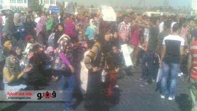 طلاب دمنهور يعاودون فتح الطريق الزراعي السريع