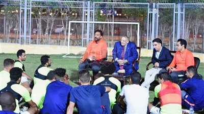 رئيس المقاصة يجتمع باللاعبين.. ويطالبهم بالمنافسة مع الكبار 